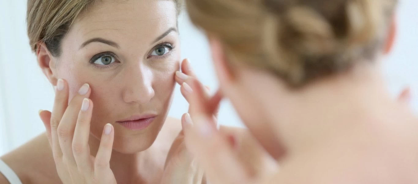 Η... συνήθεια που μας προκαλεί ρυτίδες